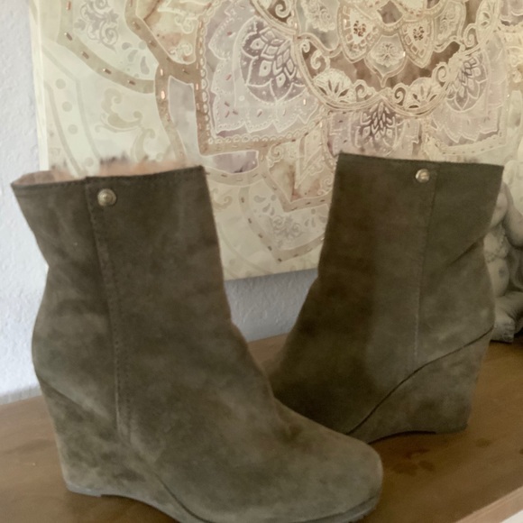 Calvin Klein Platform booties 7.5 - Picture 7 of 7